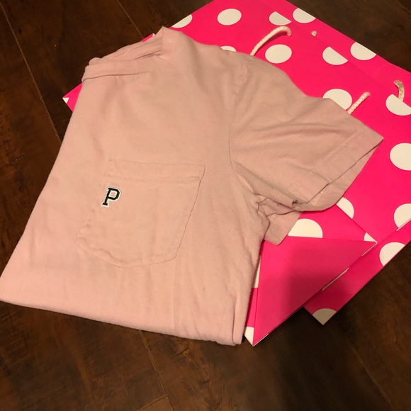 ❌ SOLD ❌ Pink VS Campus Tee in soft pink - Picture 4 of 7